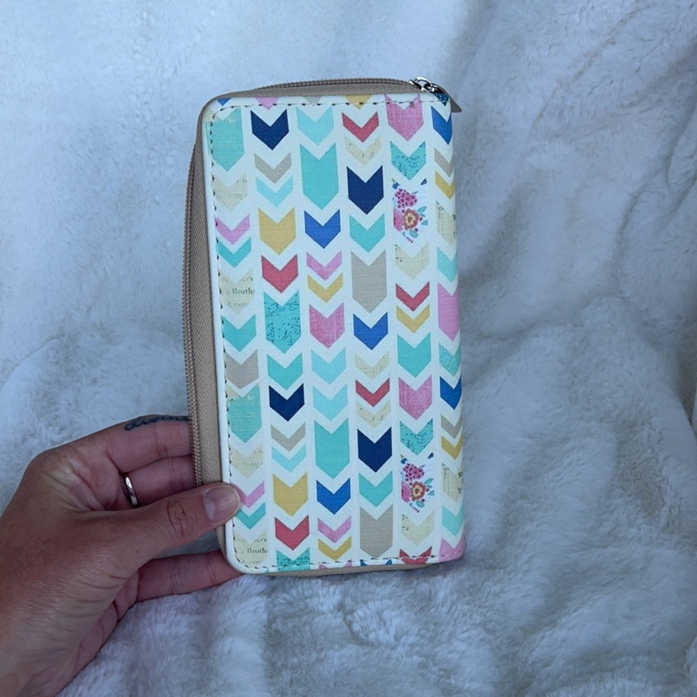 ❗️DONATED❗️EUC- FLORAL CHEVRON SYMBOL CLUTCH ZIPPER WALLET - Picture 6 of 11